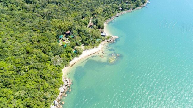 Praia de Pedras Altas em Santa Catarina conta com mar tranquilo, sem ondas e é ideal para as crianças