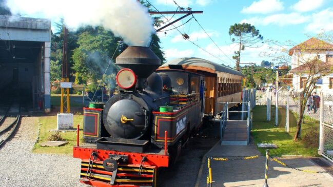 Realizar um passeio de trem é uma opção interessante para conhecer o o interior paulista