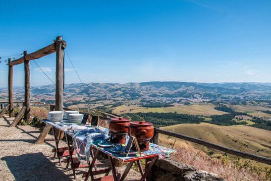 O Parque Pedra Bela Vista possui uma área especial dedicada a preservação ambiental particular, totalmente restaurada com mudas nativas da Mata Atlântica e que tem estratégias que pouco agridem o meio ambiente. A pedra em questão fica no topo da montanha, com 1.250 metros de altitude e entrega uma vista panorâmica de 180 graus - (Foto: Divulgação)