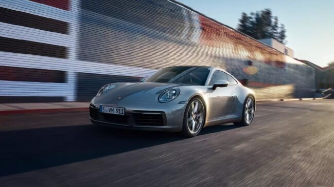 Porsche 911 Carrera 4 GTS é um dos veículos postos em leilão