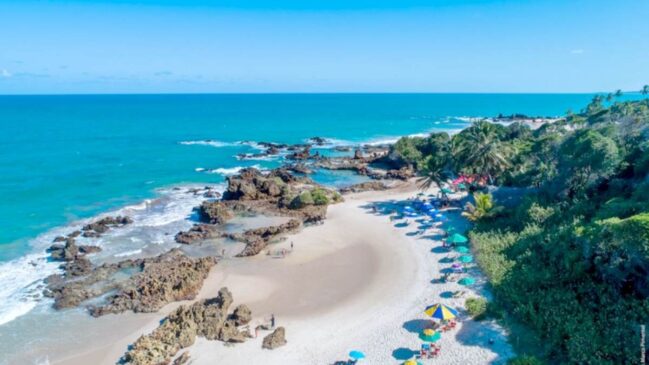 Já na Paraíba, a Praia de Tambada permite o nudismo