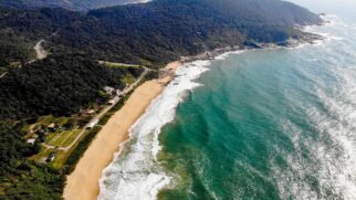 Praia do Pinho é a 1ª de nudismo do País, reconhecida em 1988; em Balneário Camboriú (SC)