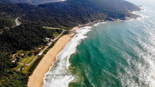 Praia do Pinho é a 1ª de nudismo do País, reconhecida em 1988; em Balneário Camboriú (SC)