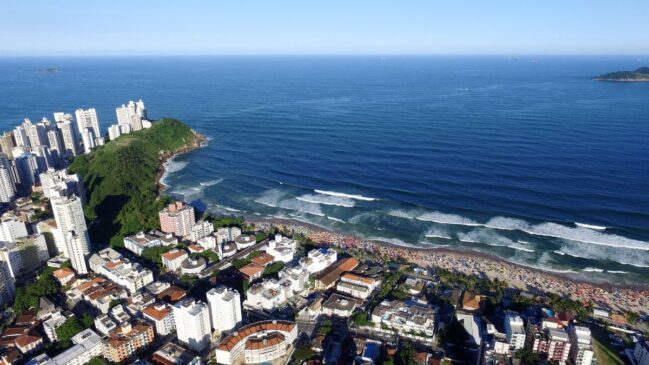 é famosa por suas ondas fortes, o que a torna um dos destinos favoritos dos surfistas.