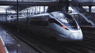 Um projeto da empresa TAV Brasil recebeu autorização federal para avançar com um novo eixo de transporte de um trem-bala que ligaria São Paulo e Rio de Janeiro