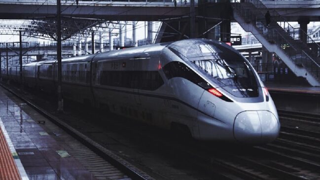 Um projeto da empresa TAV Brasil recebeu autorização federal para avançar com um novo eixo de transporte de um trem-bala que ligaria São Paulo e Rio de Janeiro