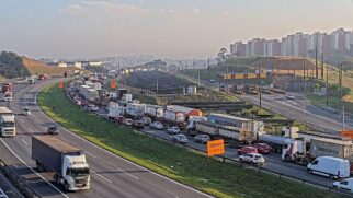 Motoristas encontram lentidão com mais de uma hora no Rodoanel e na Raposo Tavares