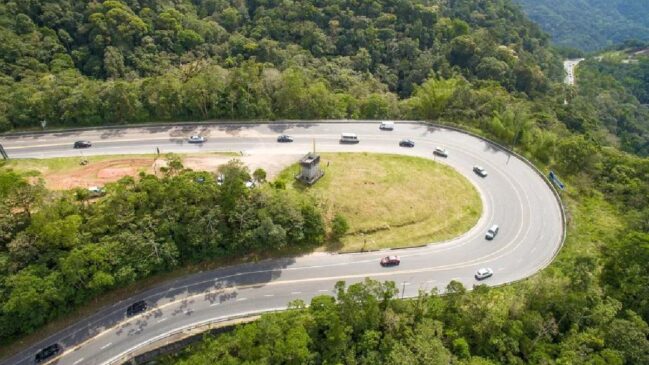 A rodovia dos Tamoios é uma das principais ligações de diferentes regiões de São Paulo com o litoral norte