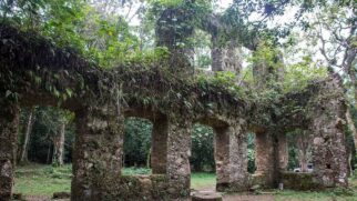 Ruínas da Lagoinha une história e belas paisagens no litoral paulista