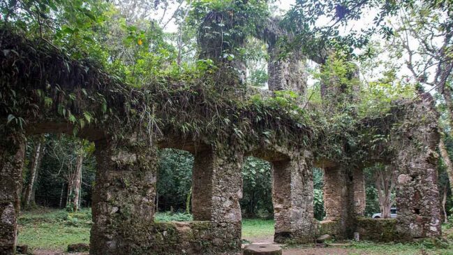 Ruínas da Lagoinha une história e belas paisagens no litoral paulista