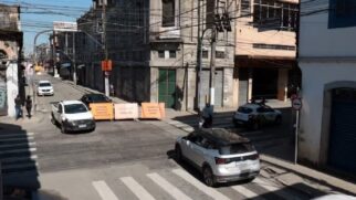 Obras do VLT interditam ruas de Santos