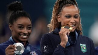 Rebeca ganhou um ouro, duas pratas e um bronze. Já Simone Biles conquistou três ouros e uma prata