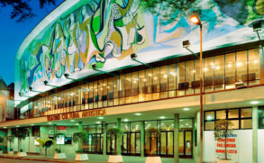 Fachada do Cultura Artística, que conta com um mural de Di Cavalcanti