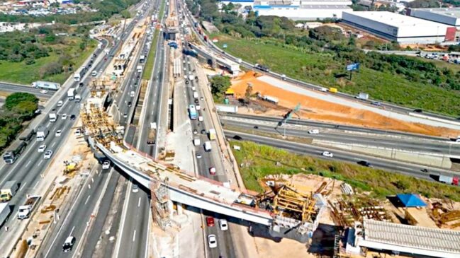Motoristas que planejam se deslocar de São Paulo para o Rio de Janeiro, ou vice-versa, devem ficar atentos com os bloqueios e interdições nos dois sentidos da Via Dutra