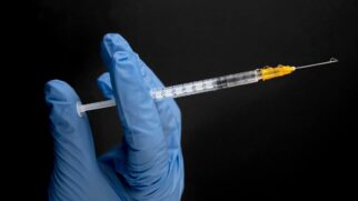 Nesta etapa inicial, serão distribuídas 300 mil doses de um total de 1,3 milhão previsto