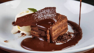 Cortesia do restaurante Cantón é bolo trufado com sorvete