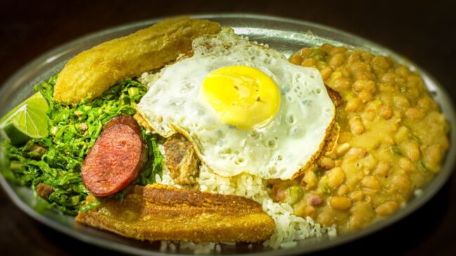 Às segundas, serve-se o famoso virado à paulista