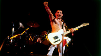 Freddie Mercury, vocalista do Queen, durante apresentação da banda no Rock in Rio, em 1985