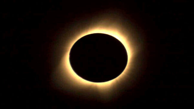O fenômeno acontece por conta do alinhamento da lua entre a Terra e o Sol, com o diâmetro da lua estando menor que do Sol