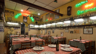 Pizzaria fica em um salão, dividido em duas partes, com capacidade para receber de 60 a 80 pessoas