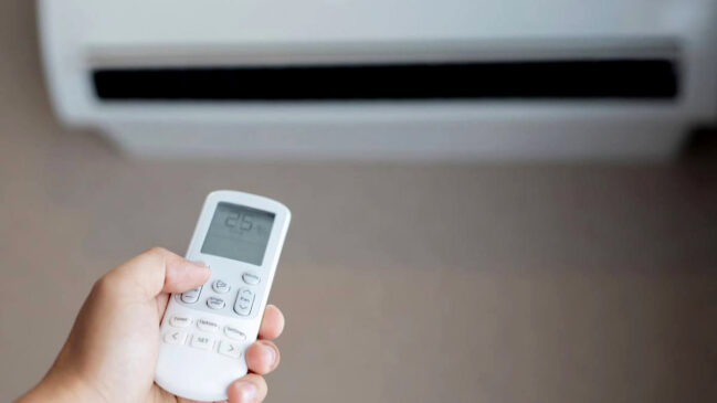 Na tentativa de se refrescar ou ao menos amenizar o clima quente, muitas pessoas recorrem ao uso de ventiladores ou ares-condicionados