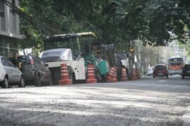 Avenida Jamaris, em Moema, passa por obras de recapeamento