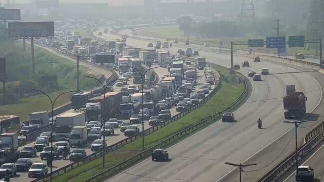 Trânsito acumula mais de duas horas para quem chega na Capital nesta quinta (12)