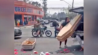 Caixão cai de carro funerário na avenida dos Autonomistas, em Osasco