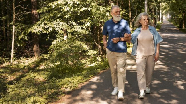 A caminhada é uma das melhores opções de exercício para a terceira idade, pois é simples e acessível.