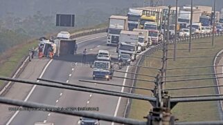 Veículo ficou tombado sobre as faixas 3 e o acostamento após a colisão lateral com o veículo