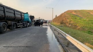 Carreta bateu na traseira de outra que estava parada na pista zebrada