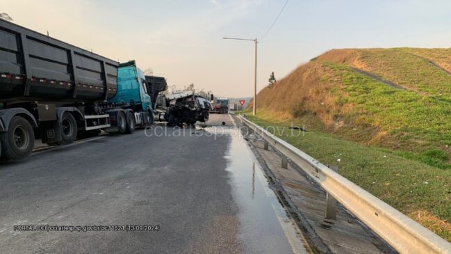 Carreta bateu na traseira de outra que estava parada na pista zebrada
