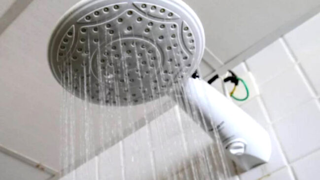 2. Chuveiro elétrico - O segundo lugar entre os aparelhos domésticos que mais consomem energia elétrica fica para o chuveiro elétrico. Considerando um uso médio do produto de apenas 30 minutos por dia e uma potência de 5.500 W, o consumo mensal é de 88 kWh. Assim, o gasto com este item por mês pode chegar a R$ 64,24, em média - (Divulgação)