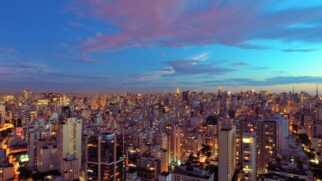 Reconhecida como o centro financeiro e comercial da América Latina, a cidade de São Paulo abriga mais de 11,5 milhões de habitantes e se destaca em diversos eixos do estudo