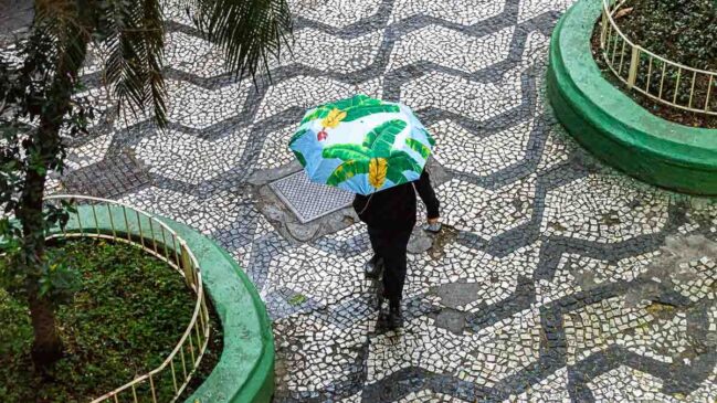 Chuva pode vir acompanhada de raios e ventania, e acumular grandes volumes em curtos períodos