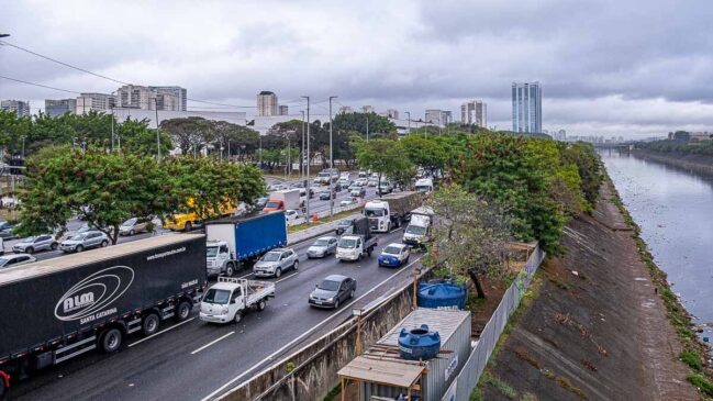 Na Marginal Tietê, o gargalo se concentra na pista central, especificamente no trecho entre a Ponte das Bandeiras e a Casa Verde