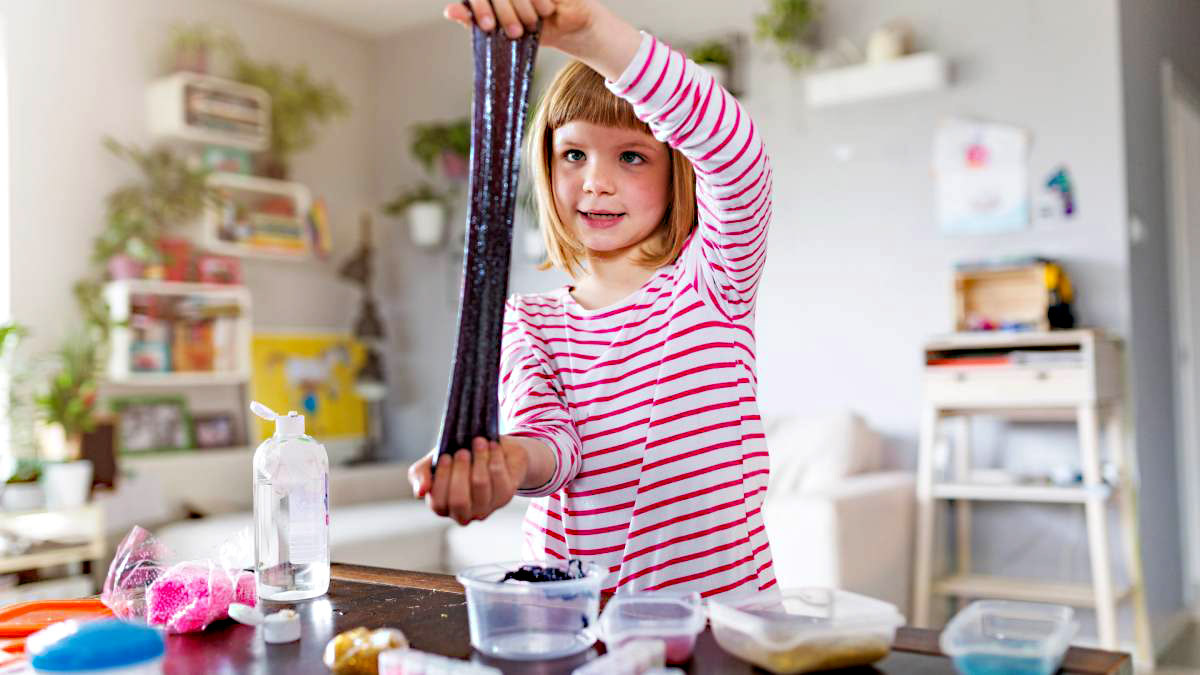Entre os ensaios realizados, o de impacto e queda simula situações cotidianas, como a queda do brinquedo de uma mesa ou berço