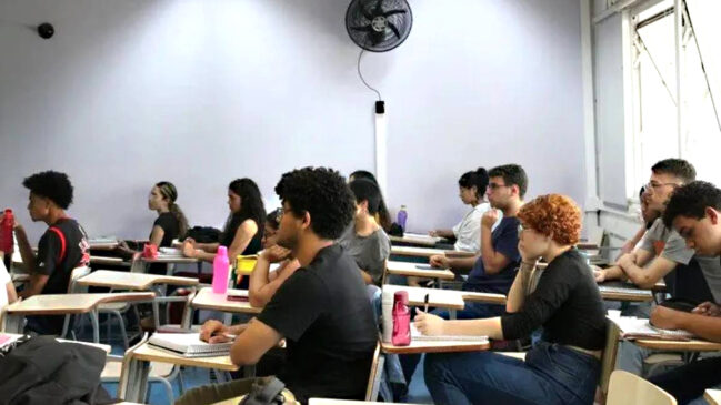 Oportunidades contemplam funções como auxiliar administrativo, professores, diretor de escola e profissionais da área da saúde e engenharia
