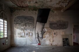 Mais de 70 artistas, entre expositores e performers, exploram temas universais como o amor e a fé
