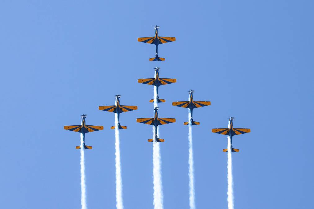 Veja fotos de manobras aéreas da Esquadrilha da Fumaça que se apresenta neste domingo
