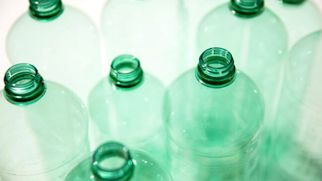 O símbolo de reciclagem para produtos de plásticos costumam conter uma numeração dentro do tradicional símbolo de reciclagem