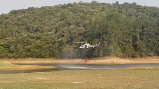Aeronaves são acionadas pelas equipes dos bombeiros e da Defesa Civil, que fazem o monitoramento das áreas com focos de incêndio