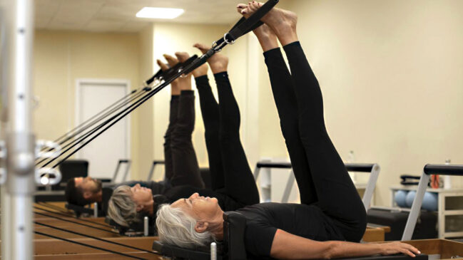 Uma opção para enfrentar os desafios do envelhecimento e manter-se saudável e em forma é praticando pilates