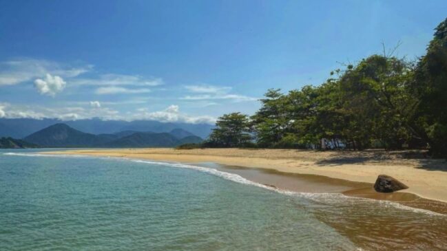 A Ilha do Prumirim está entre as praias mais bonitas do Brasil