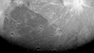 Cientistas acreditam que a lua de Júpiter, Ganimedes, teria mudado seu eixo após ser atingida por um asteroide enorme.
