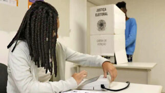 Entre as funções do mesário está a de colher a assinatura do eleitor, se ele não for identificado pela biometria