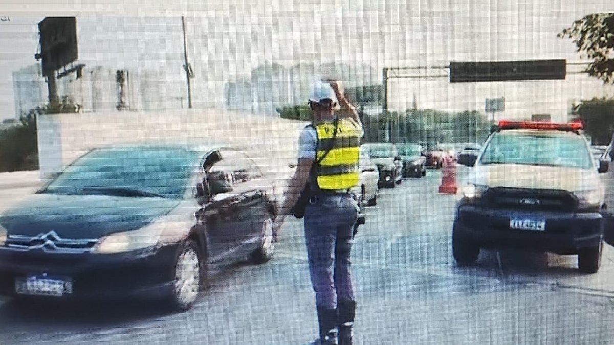 Polícia Militar Rodoviária prendeu condutor do caminhão na Marginal Tietê