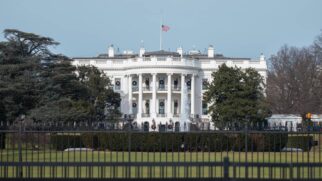 Quando há qualquer ameaça nos países onde investidores têm dinheiro aplicado, eles correm para os Estados Unidos, o local considerado o mais seguro para os capitalistas