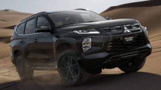 Pajero Sport chega nas versões HPE, com preço de R$ 349.990, seguida pela HPE-S, a R$ 379.990, pelas topos de linha Legend, a R$ 419.990, e Legend Black, a R$ 425.990