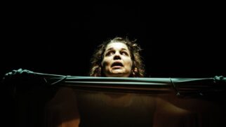 Atriz responsável por dar voz ao texto autobiográfico de Martini é Isabel Teixeira